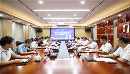 覃振華與鹿寨縣委副書記、縣長楊毅舉行工作會(huì)談