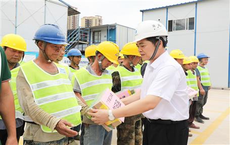 蒙勝益到分公司項(xiàng)目開展“送清涼”慰問(wèn)活動(dòng)