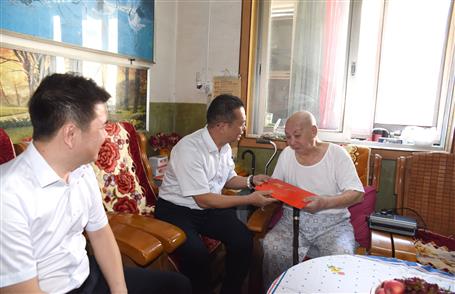 覃振華、賴海標國慶節(jié)前慰問離休老干部