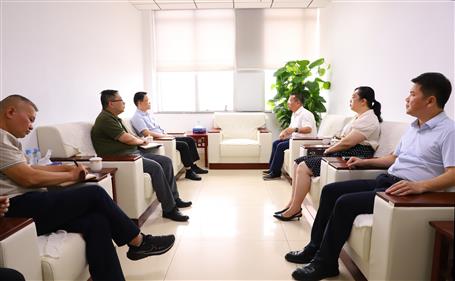 覃振華與柳北區(qū)委書記、區(qū)長石中華舉行工作會談